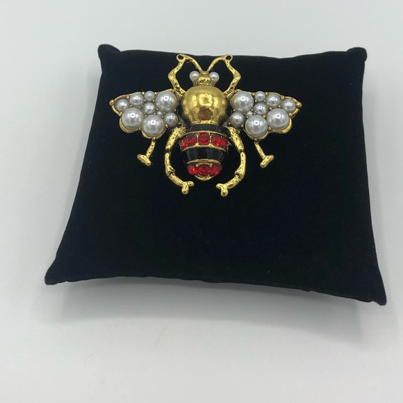 Pearl Bee Brooch - Picture 3 of 7